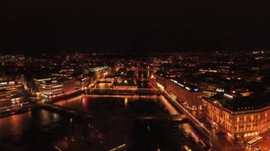 Cenevas şehir ışıklarının büyüleyici hava manzarası ve muhteşem İsviçre mimarisi gece Ren Nehri ağzının üzerinde..