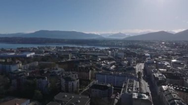 Cenevre 'nin büyüleyici hava manzarası şehir manzarasını, binaları ve arka planda Alpler olan Lac Leman' ı gösteriyor..
