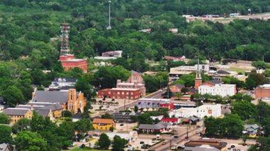 Laurel, Mississippi şehir merkezi zengin tarihi, yeşil manzaraları ve hayat dolu topluluğuyla küçük bir kasabanın cazibesini ve küçük bir Amerikan şehrindeki kentsel büyümeyi ön plana çıkarıyor..