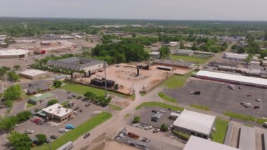 Güneşli bir günde Laurel, Mississippi, ABD 'de binalar, sokaklar ve otoparklarla hareketli bir sanayi bölgesinin havadan görüntüsü..