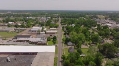 Ağaç kaplı yollar, parklar ve küçük işletmelerle Laurel, Mississippi, ABD 'nin hava manzarası huzurlu bir şehir ortamı yaratıyor..