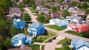 Demokratların kazandığı ve cumhuriyetçilerin kaybettiği seçimlerde siyasi partileri temsil eden renklerle boyanmış evleri olan bir banliyö mahallesinin havadan görünüşü.