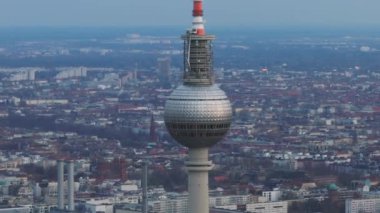 Berlins 'in ünlü TV kulesinin, alacakaranlıktaki etkileyici siluetine karşı nefes kesici görüntüsü..