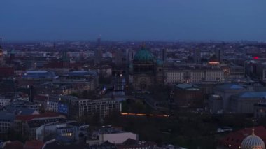 Berliner Dom 'un hava manzarası eski Doğu Berlin' de alacakaranlıkta şehir ışıkları ve caddelerde trafik varken.