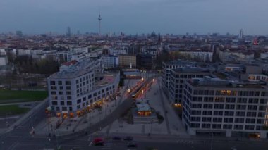 Gün batımında Elisabeth Schwarzhaupt Platz, Invalidenstrasse, Mitte 'deki Berlins Deutsche Bahn ofis binasının hava görüntüsü. Arkadaki Alexanderplatz ve Berlin Dom..