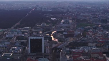 Berlins Friedrichstadt bölgesinin nefes kesici manzarası alacakaranlıkta hava aracı görüşüyle, Reichstag Sarayı ve Tiergarten.