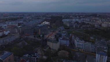 Berlin 'deki Elisabeth Schwarzhaupt Platz' daki modern binanın hava manzarası bir insansız hava aracı tarafından çekiliyor, şehir mimarisi ve yerleşimi yukarıdan vurgulanıyor..
