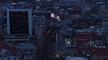Berlin Uluslararası Ticaret Merkezi 'nin gece hava görüntüsü şehrin ışıklarını ve nehir yansımalarını vurguluyor..