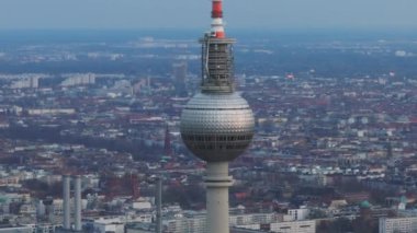 Berlins 'in ünlü TV kulesinin, alacakaranlıktaki etkileyici siluetine karşı nefes kesici görüntüsü..