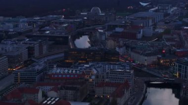 Berlin Hükümeti 'nin karanlık çöktüğünde, Reichstag, su yolları ve aydınlık sokaklar da dahil olmak üzere insansız hava aracı görüntüleri..