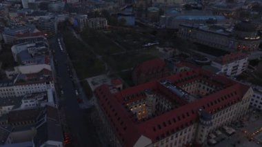 Şafakta Berlin 'in insansız hava aracı görüntüleri, Yeni Sinagog, Berliner Dom ve Alexanderplatzs TV kulesi sergilenirken S Bahn treni geliyor..