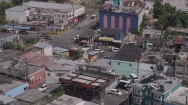 İnsansız hava aracı, Montego Körfezi 'nin yerleşim ve ticari binaları, sokakları ve yemyeşil alanlarıyla detaylı bir görüntüsünü yakalıyor..