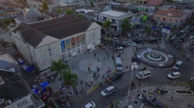 Canlı Sam Sharpe Meydanı 'ndaki Montego Körfezi Kültür Merkezi' nin hava manzarasında tarihi binalar, hareketli sokak yaşamı ve alacakaranlıkta kentsel manzara yer alıyor..
