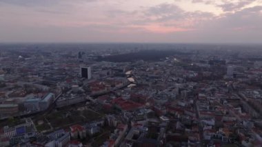 Güneşin doğuşuyla Berlin 'in havadan görünüşü, şehrin kentsel manzarasını ve eski batı yakasının ikonik simgelerini eşsiz bir perspektiften yakalıyor..