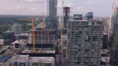 Austin, Teksas şehir merkezindeki hava görüntüsü. Vinçler, gökdelenler ve hareketli sokaklar kentsel gelişimi gösteriyor. Austin, ABD, 10 Nisan 2024