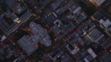 Karanlık çöktüğünde New Orleans şehir merkezinin havadan görünüşü, şehir şebekesinin düzeni, binalar çatısı ve gece olduğunda aydınlanan sokaklar..