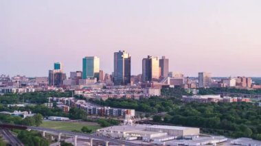 Karanlık çöktüğünde Fort Worth 'un hava hızının düşmesi şehir merkezindeki gökdelenleri ve etrafındaki alanları mor ve pembe tonlarda gösteriyor..