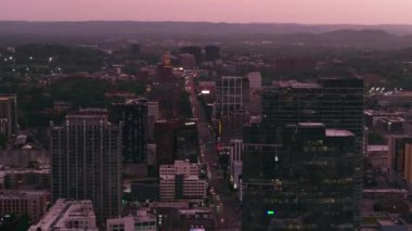 Alacakaranlıkta Nashvilles şehir merkezinin gökyüzü manzarası aydınlık binalar ve şehir ışıkları ile canlı akşam atmosferini sergiliyor. Nashville USA Nisan 12024