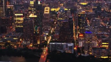 Geceleri Austin şehir merkezinin havadan görünüşü, canlı şehir manzarasını aydınlık gökdelenler ve hareketli caddelerle yakalıyor..
