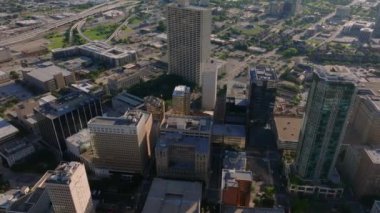 Fort Worth, Teksas şehir merkezinde yüksek katlı kurumsal binalar ve güneşli bir günde havadan bakıldığında trafiği olan caddeler sergileniyor..