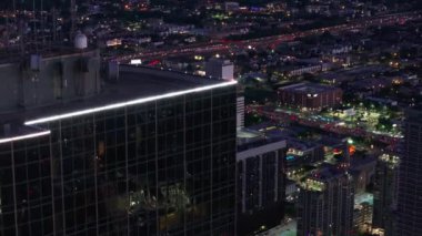 Houston şehir merkezinin dinamik şehir manzaralı, gökdelenlerin çatısı arka planda, hareketli sokaklar büyüleyici bir şehir manzarası oluştururken,.