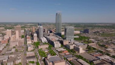 Oklahoma City 'nin merkezindeki gökyüzü, ikonik binalar ve şehir manzarasını güneşli bir günde yakalıyor..