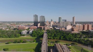 Fort Worth, Teksas, şehir merkezindeki gökdelenler kurumsal binalar, yeşil alanlar ve hava açısından trafiği olan yollar. .