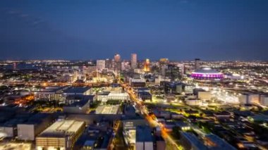 New Orleans 'ın canlı şehir ışıkları gece yüksek irtifa hava manzarasından gökyüzüne yükseliyor ikonik simgeler ve hareketli şehir hayatı sergiliyor. New Orleans, ABD, 10 Nisan 2024