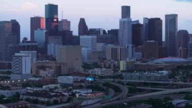 Şehir merkezindeki sakin şafak ışığı Houstons sembolik gökdelenlerini, şehir planlarını ve eyaletler arası 45 numaralı trafiği gözler önüne seriyor..
