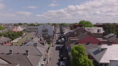 New Orleans 'ın Fransız Mahallesi' nde renkli çatıları ve tarihi binaları parçalı bulutlu gökyüzüne karşı aydınlatan kuş bakışı bir manzarayla resim gibi bir yerleşim yeri..