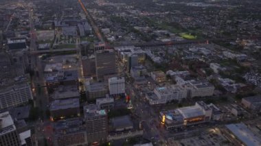 Günbatımında New Orleans şehir merkezinin havadan görünüşü, şehrin mimarisini, sokaklarını ve yüksek bir bakış açısıyla canlı şehir manzarasını sergiliyor..