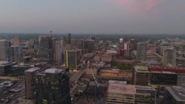 Günbatımında Nashville şehir merkezinin havadan görünüşü, binalarla, caddelerle ve renkli günbatımı renkleriyle gökyüzündeki şehir silueti Nashville USA Nisan 12024