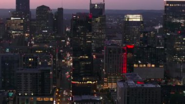 Nashvilles 'in gece ve şafak arasında göz kamaştırıcı bir geçiş dönemi, şehir ışıklarını ve ikonik binaları büyüleyici bir şehir manzarasında sergiliyor. Nashville, Tennessee, ABD, 10 Nisan 2024