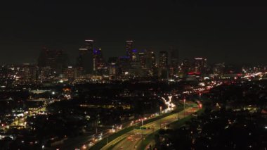 Houstons 'un gece gökyüzü manzaralı, hareketli şehir ışıkları ve kalabalık bir çevre yolu ile, hareketli şehir yaşamını yakalıyor..