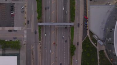Trafik akışı ile meşgul Kansas şehir caddesinin hava görüntüsü, yeşil arazi ve binalar ile hareket eden araçları yakalamak