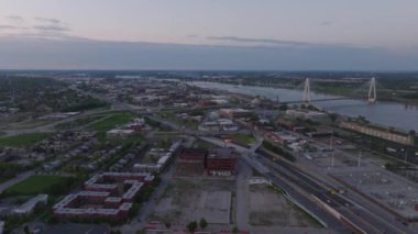 Şafak vakti St. Louis ve Mississippi Nehri 'nin nefes kesici hava manzarası. Şehir silueti, nehir ve köprüyü gösteriyor. Seyahat ve şehir temaları için ideal. St. Louis, Missouri, ABD, 10 Nisan 2024