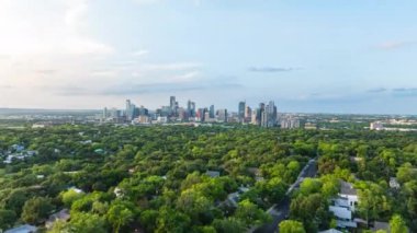 Austins 'in hızlı yükselişi, günbegün gökdelenlerin ve güzel gökyüzünün altındaki yemyeşil şehrin canlı manzarasını gözler önüne seriyor..