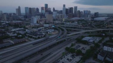 Houston şehir merkezinin alacakaranlıktaki göz kamaştırıcı hava manzarası şehrin ufuk çizgisini ve otoyol kavşağını gösteriyor. Kentsel ve emlak projeleri için mükemmel.