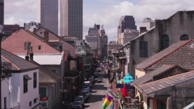 New Orleans Fransız Mahallesi 'nde parlak bir caddenin kuş bakışı görüntüsü. Renkli binaları, arabaları ve parlak gökdelenleri var. Bu ikonik güney şehrinin cazibesini tecrübe et..