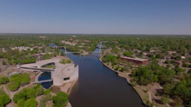 Wichita 'daki Arkansas Nehri' nin havadan görünüşü, modern binalar ve yeşillikler, yukarıdan çarpıcı şehir manzarasını yakalıyor..