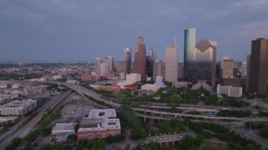 Dinamik Houston alacakaranlıkta gökdelenleri ve şehir planlarını sergiliyor. Körfez Otoyolu 45. Otoyol 'da trafik var..