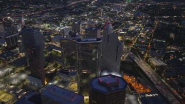 Houstons geceleri gökyüzünden göz kamaştırıcı bir şehir manzarası çiziyor. 1400 Smith Caddesi ve 1500 Louisiana Caddesi 'ndeki aydınlık gökdelenlerin ve bu hareketli şehir manzarasının üzerinde süzül..