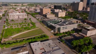 Oklahoma City şehir merkezinin dinamik manzarası yukarıdan. Bu büyüleyici hava manzarasında modern binalar, parklar ve işlek sokaklar.
