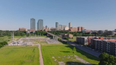 Açık bir günde gökdelenleri, elektrik santrali ve yeşil alanları olan şehir siluetlerini gösteren havadan bakıldığında Fort Worth şehri..
