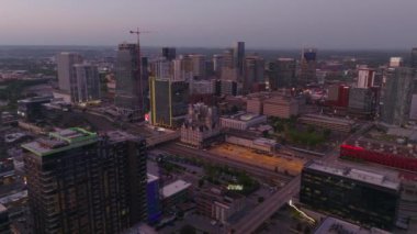 Karanlık çöktüğünde Nashville 'in havadan görünüşü, gece çöktüğünde şehrin siluetini ve aydınlatılmış binalarını yakmak. Kentsel ve seyahat kavramı.