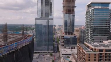Austin, Teksas 'taki kentsel gelişimin havadan görüntüsü. İnşaat vinçleri ve gökdelenler şehir merkezindeki büyümeyi ve modern mimariyi gösteriyor..