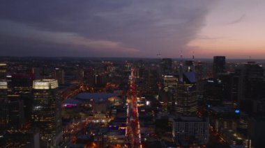 Alacakaranlıkta Nashville şehir merkezinin nefes kesici hava manzarası. Şehrin ufuk çizgisi ışıldıyor, canlı sokakları ve yukarıdan canlı atmosferi yakalıyor. Nashville, Tennessee, ABD, 10 Nisan 2024