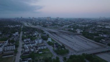 Gün batımından itibaren kalabalık Houstonlar şehir atmosferini ve altyapısını ön plana çıkarırken, sabahleyin arabalar kasabaya erken geliyor..