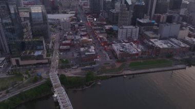 Günbatımında şehir merkezindeki Nashvilles 'in hava manzarası, modern gökdelenler, canlı şehir manzarası ve manzaralı nehir manzarası. Şehir ve seyahat kavramları. Nashville, Tennessee, ABD, 10 Nisan 2024