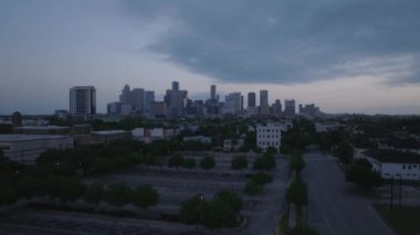 Şafak vakti Houstons 'un gökdelenlerini gösteren çarpıcı hava manzarası, dramatik bir akşam gökyüzüne karşı ikonik gökdelenler. Şehir güzelliği ve sükuneti tek atışta.